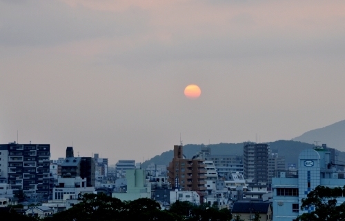s-10.08.26 和歌山城公園から日の出.jpg